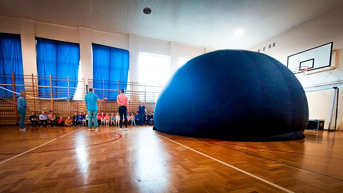 Planetarium w sali gimnastycznej szkoły - fot. Krystian Rzemień
