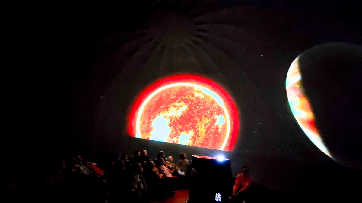 Fotografia przedstawia uczestników seansu filmowego w Planetarium mobilnym PCN - fot. Krystian Rzemień